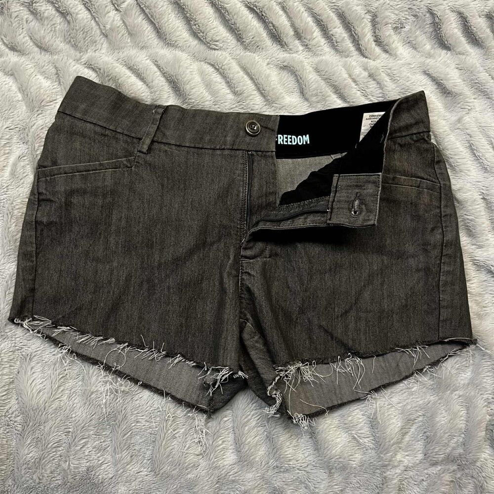 Lee Total Freedom Shorts Womens 10 Cut Off Grey Distressed Stretch 3" Rise